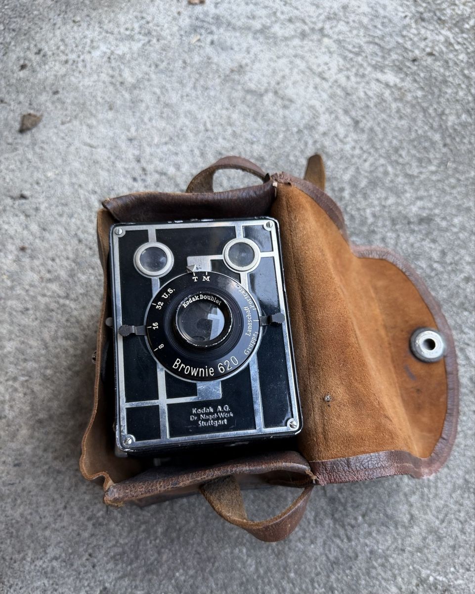Kodak Kamera: Kodak Brownie 620 Kamera mit Ledertasche  – Defekt aus Lyss von nekoreh
