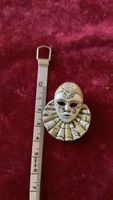 Brosche Maske Pierrot Motiv silberfarben mit Steinen