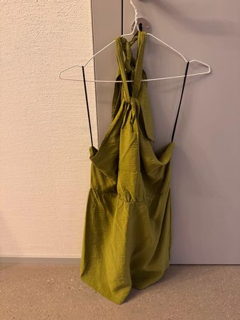 H&M Neckholder-Kleid olivgrün – Grösse M»