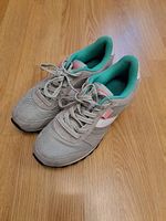 Schöne bunte Turnschuhe der Marke Buffalo