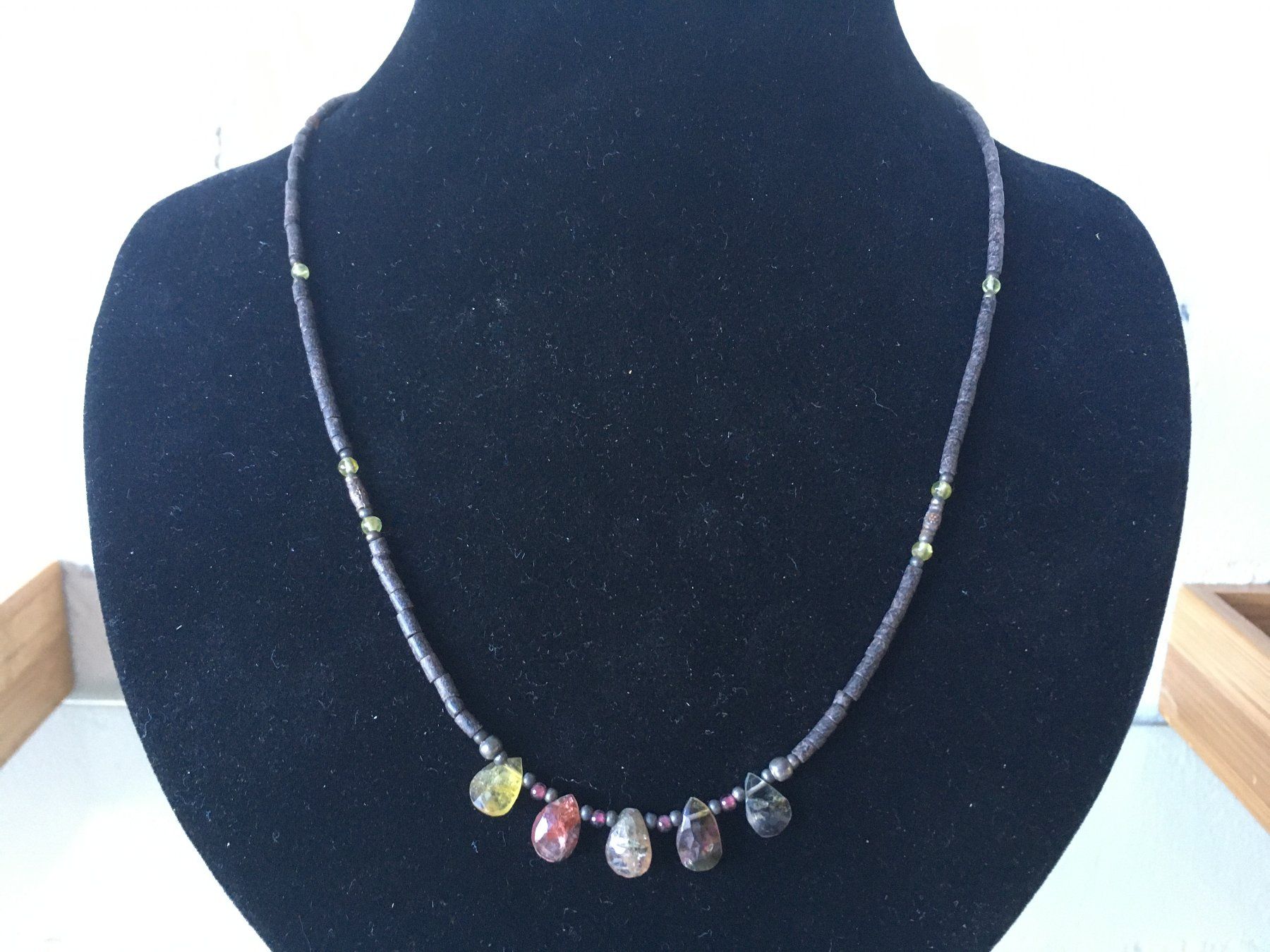 Catenine: HALSKETTE  TURMALIN / ONIX / PERIDOT  LÄNGE 47cm – Nuovo e nell'imballaggio originale da Aesch ZH venduto da LiquidAktion 1