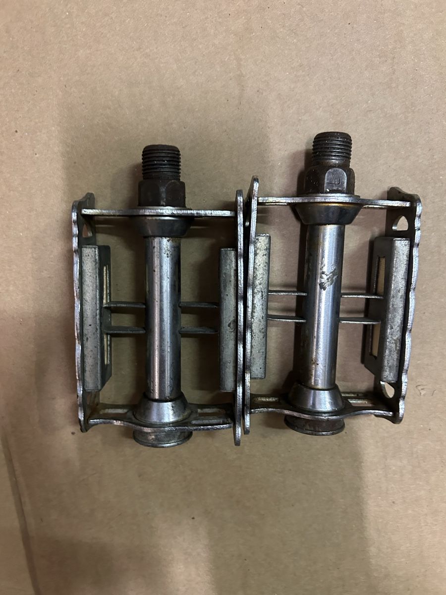 Pezzi di ricambio: pedal retro – Usato da Egerkingen venduto da G1970B