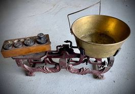Antike Marktwaage mit Gewichten