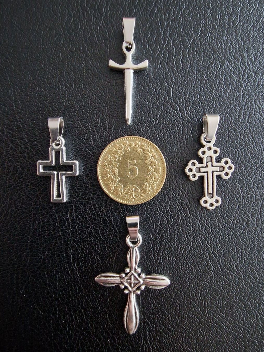 Ciondoli: 4 croix argentées, + trèfle à 4 feuilles – Nuovo e nell'imballaggio originale da Puidoux venduto da mic_c2fh