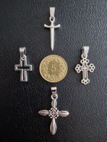 4 croix argentées, + trèfle à 4 feuilles