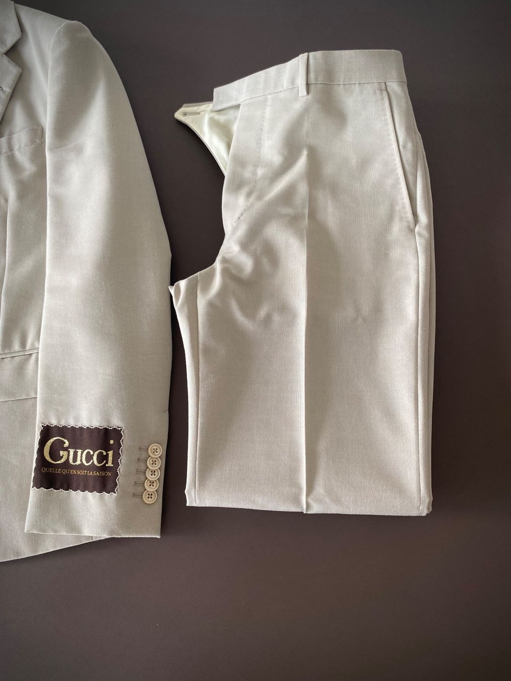 Gucci Completi: New Gucci Blazer+Pants in Beige – Nuovo e nell'imballaggio originale da Zürich venduto da pas_9czf 2