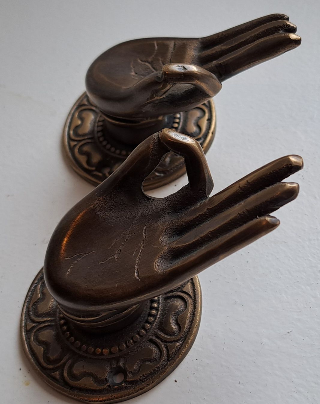 Tutte le decorazioni: Mains bouddistes en bronze (paire) – Nuovo e nell'imballaggio originale da St-Aubin-Sauges venduto da Rrrrrrrrrrr