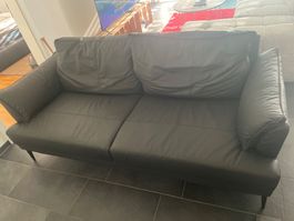 Schwarzes 2-Sitzer Sofa – ca. 2 m breit