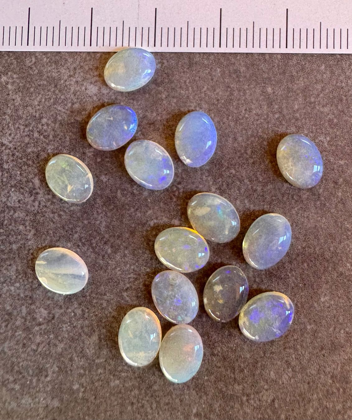 Fossili: 15  Stk  Cabochons Opal  Tropfen   echt winzig OPALE  SET – Nuovo e nell'imballaggio originale da Leuggern venduto da gemshow 2