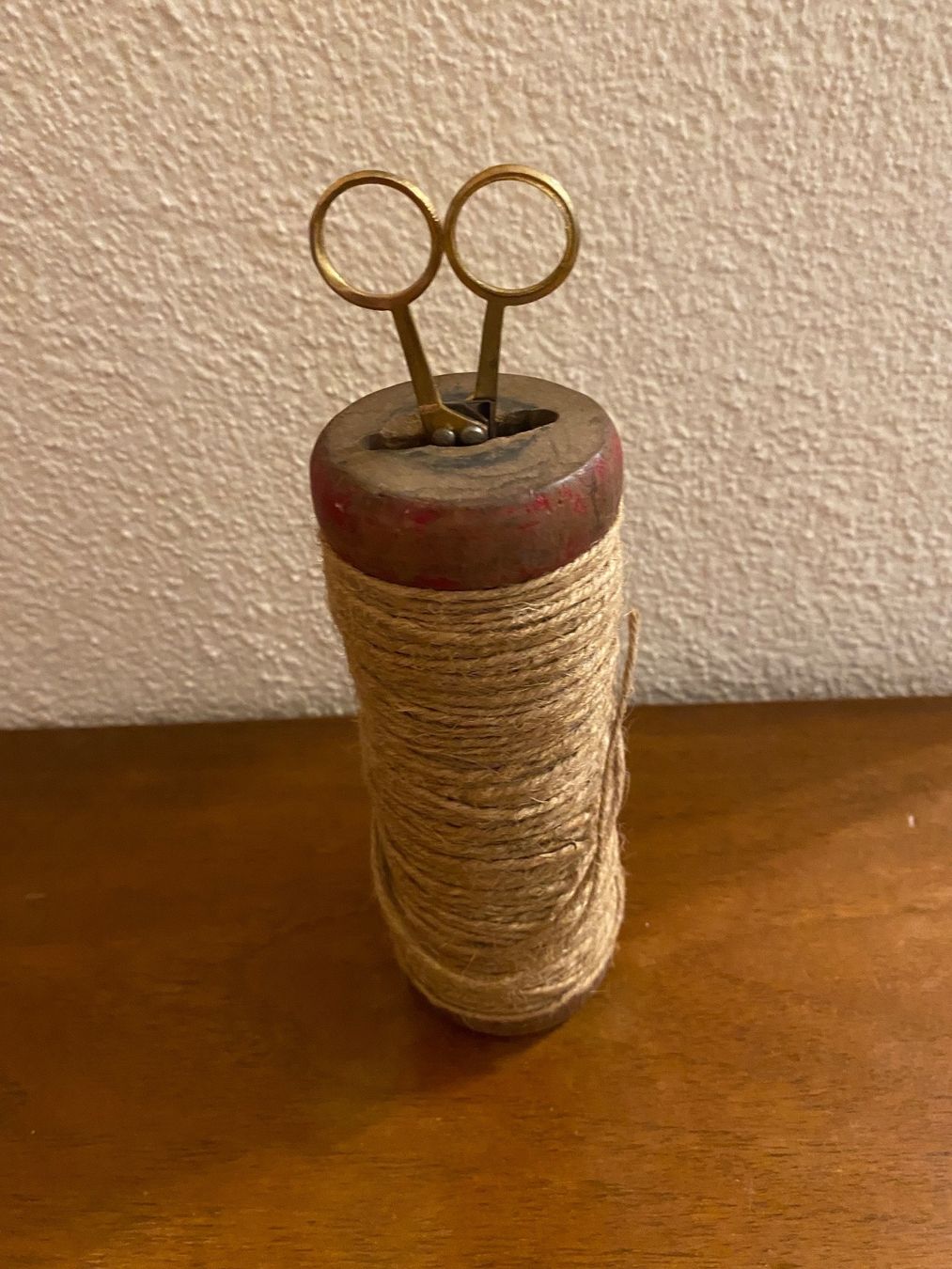 Supporti a parete: Alte Schnurrolle mit Schere – Usato da Gossau SG venduto da Dobby1974
