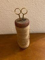 Alte Schnurrolle mit Schere