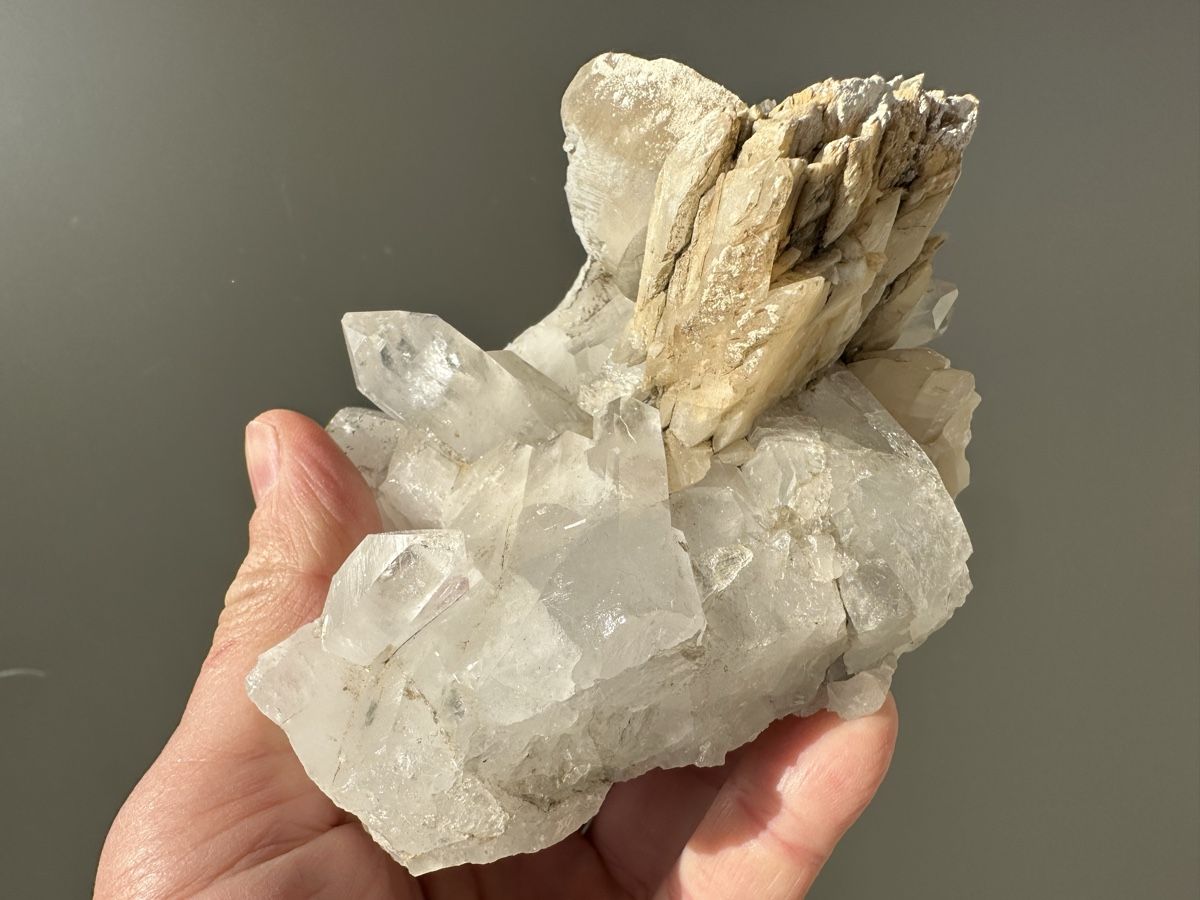 Minerali & Pietre curative: Quarz Calcit Piz Beverin – Usato da Oberuzwil venduto da Crystall0 3