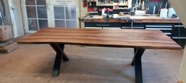 Massivholztisch aus Schweizer Nussbaum rustikal 260x110cm