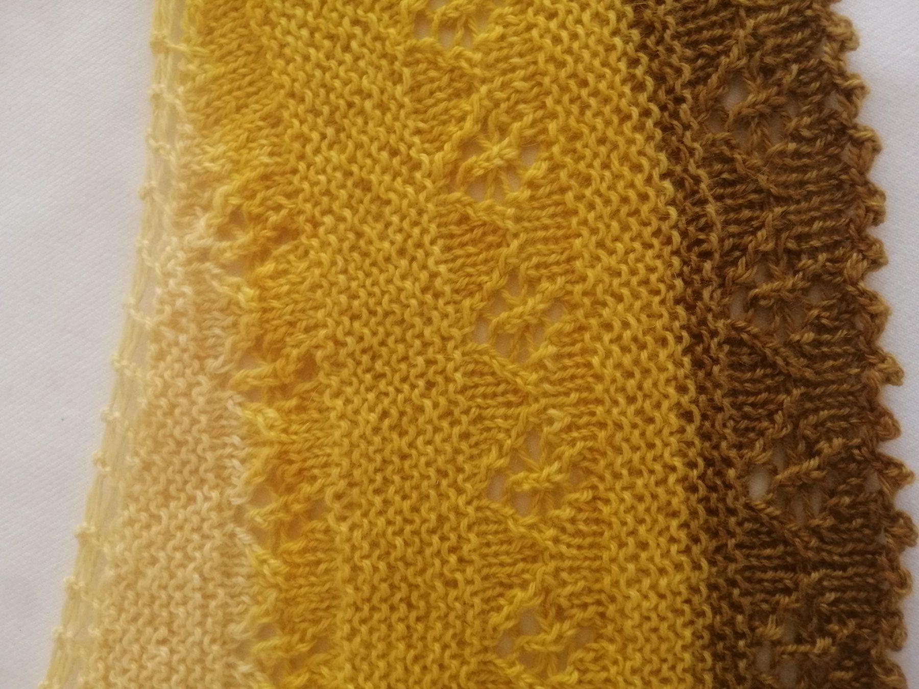 Foulard & Sciarpe: Schultertuch "Sweetcorn" mit Alpaca / Seide NEU – Nuovo (secondo la descrizione) da Langenthal venduto da Handstrick 3