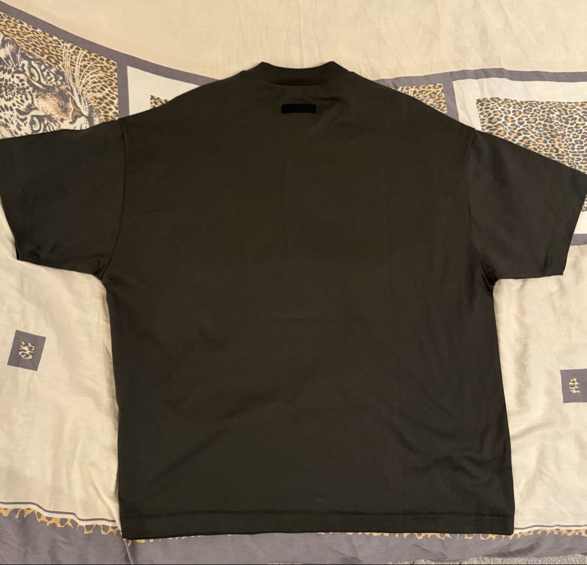 T-shirts: Essentials Tshirt – Neuf avec emballage d'origine à Lachen SZ par mima41 1