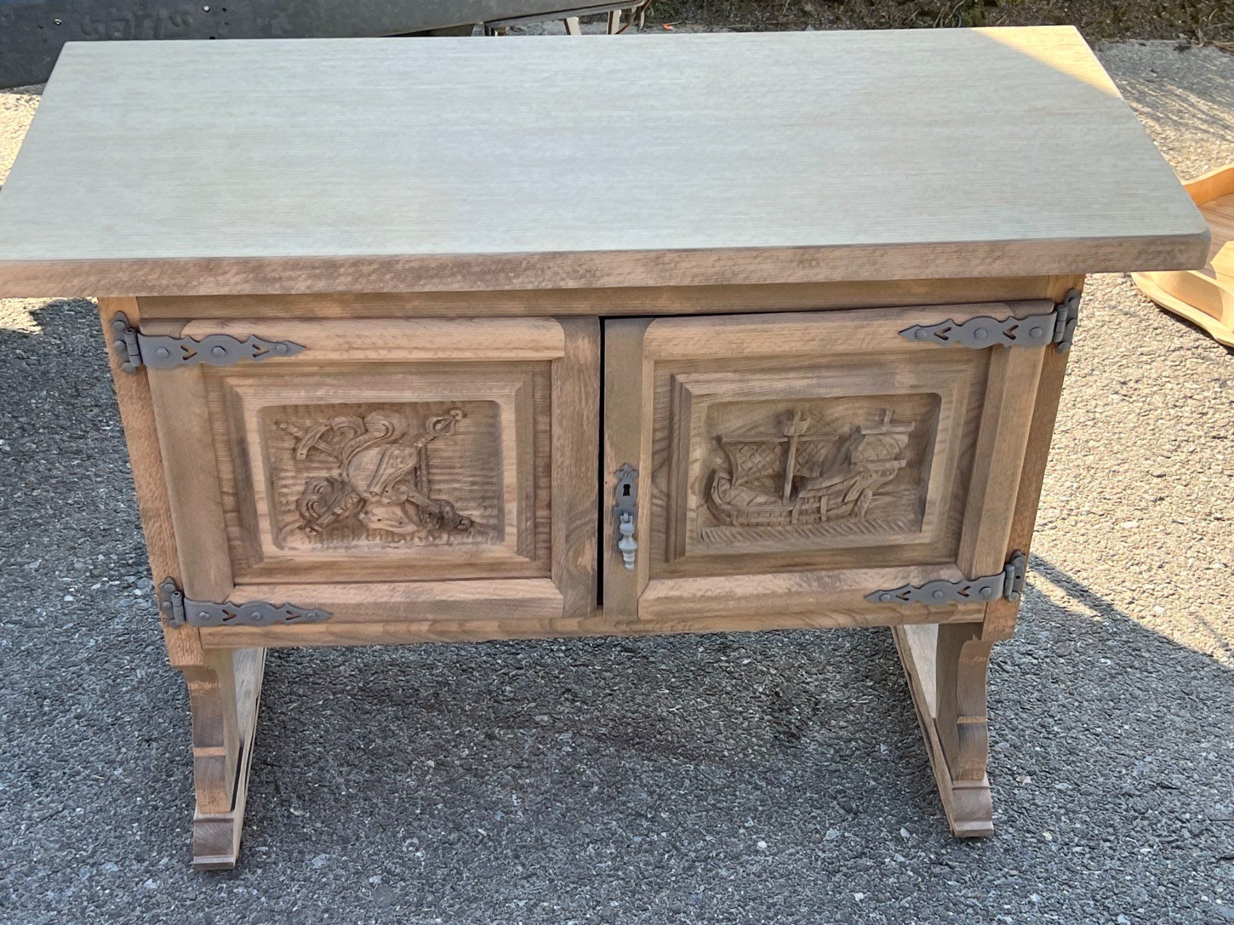 Cassettiere: ART 1101-J Meuble sculptée sablé – Usato da Pont-La-Ville venduto da BCMGLEAL