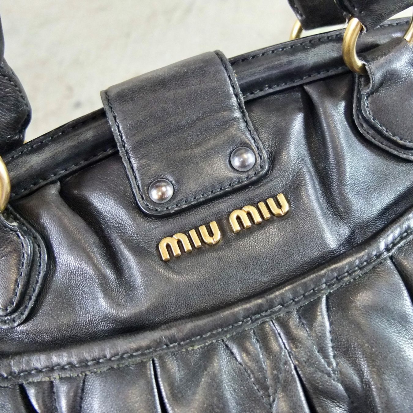 Miu Miu Borse: Miu Miu Handtasche aus gerafftem Nappaleder – Usato da Basel venduto da Brocki-auf-dem-Wolf 7