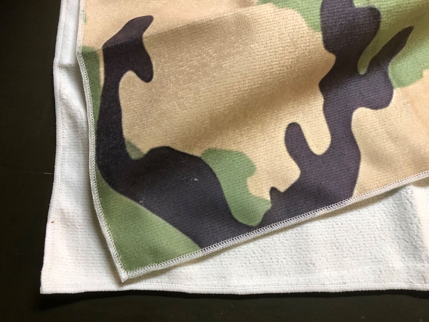 Schweizer Armee Uniformen: Schweizer Armee Microfaser Duschtuch Tarnmuster  Alpentarn – Neu (gemäss Beschreibung) aus Madiswil von TEMISO 1