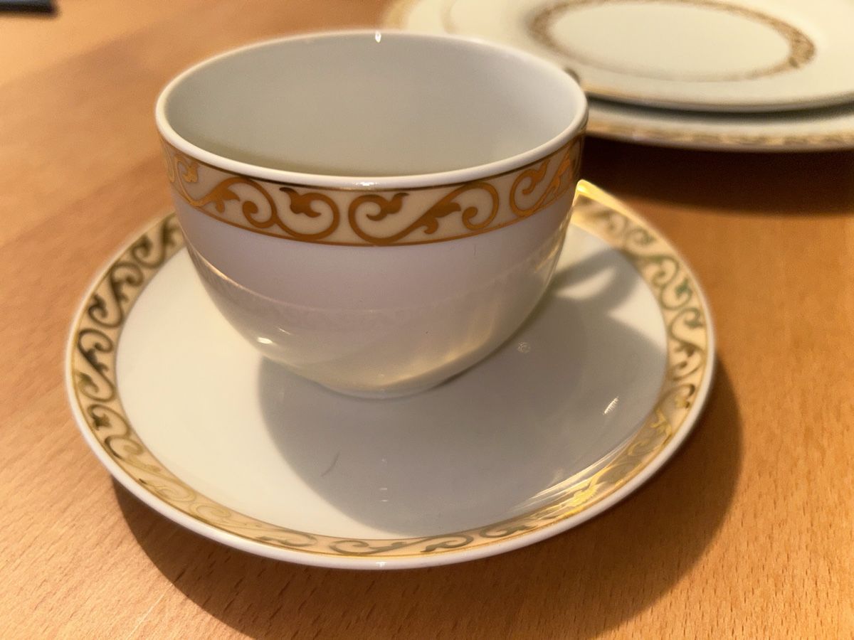 Set di piatti: Geschirr-Set mit Goldrand - Top Zustand! – Usato da Münchenbuchsee venduto da Brunopatrick