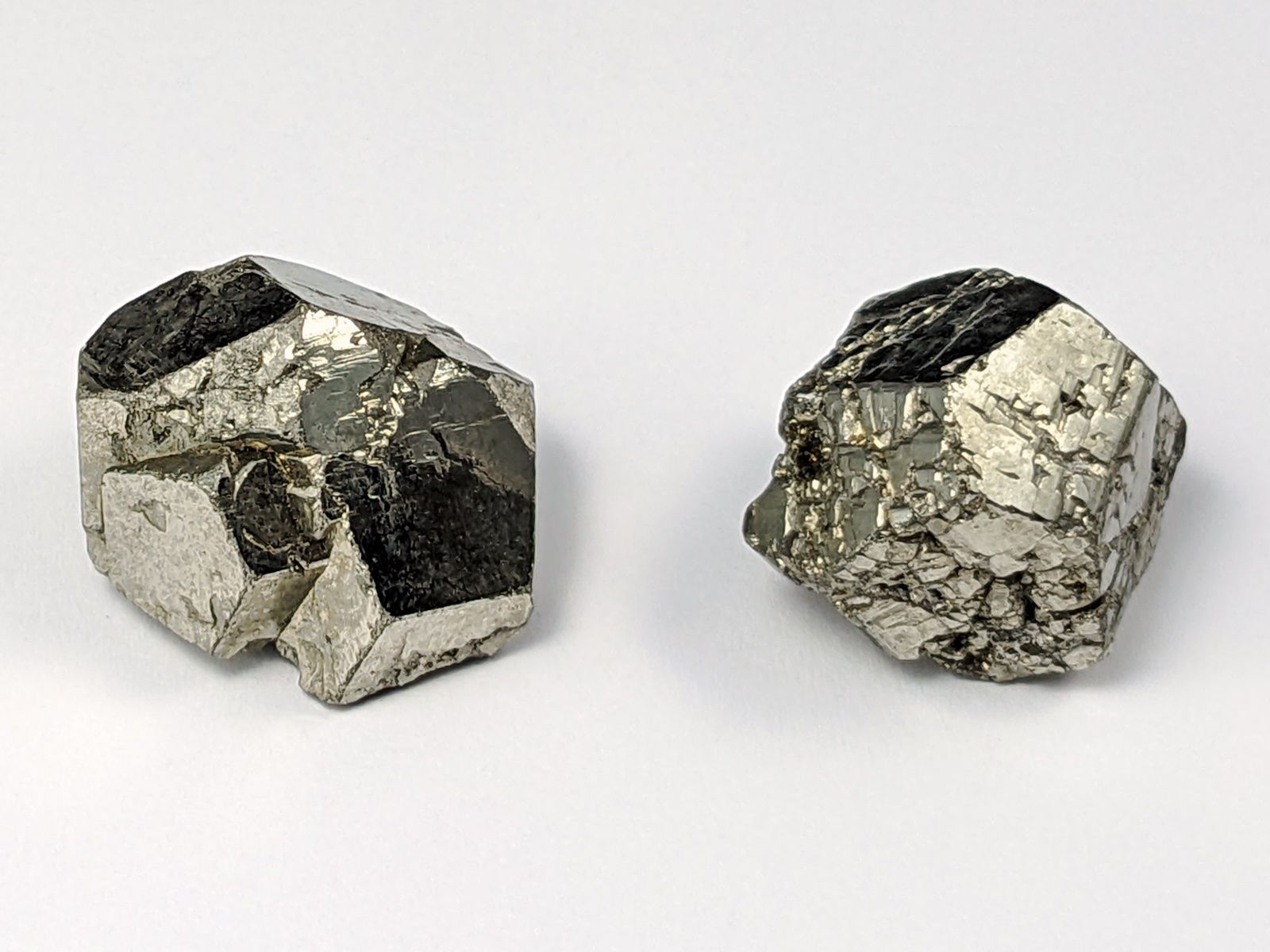 Minerali & Pietre curative: Pyrit Kristall ca.25mm 2Stk. 41 Gramm – Nuovo e nell'imballaggio originale da Meilen venduto da StoneGarden