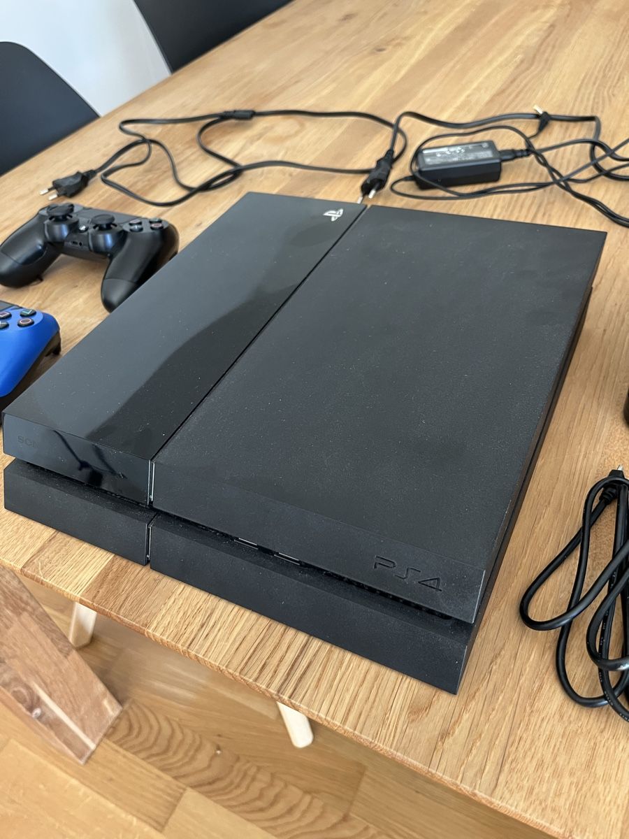 Sony Console: PS4 mit zwei Kontroller, Ladestation und Spiele – Usato da Volketswil venduto da asc_yp5h 1