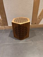 Holzlampe mit Lebensblume Motiv, sehr dekorativ.