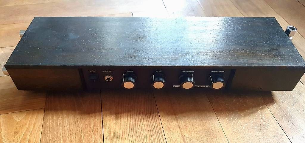 Moog Strumenti musicali: Big Briar Etherwave Theremin – Usato da St. Imier venduto da Lautar_Vega