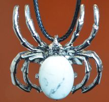 Brosche oder Halskette G-252 – Spinne – Howlith -3,4 x 3,6cm