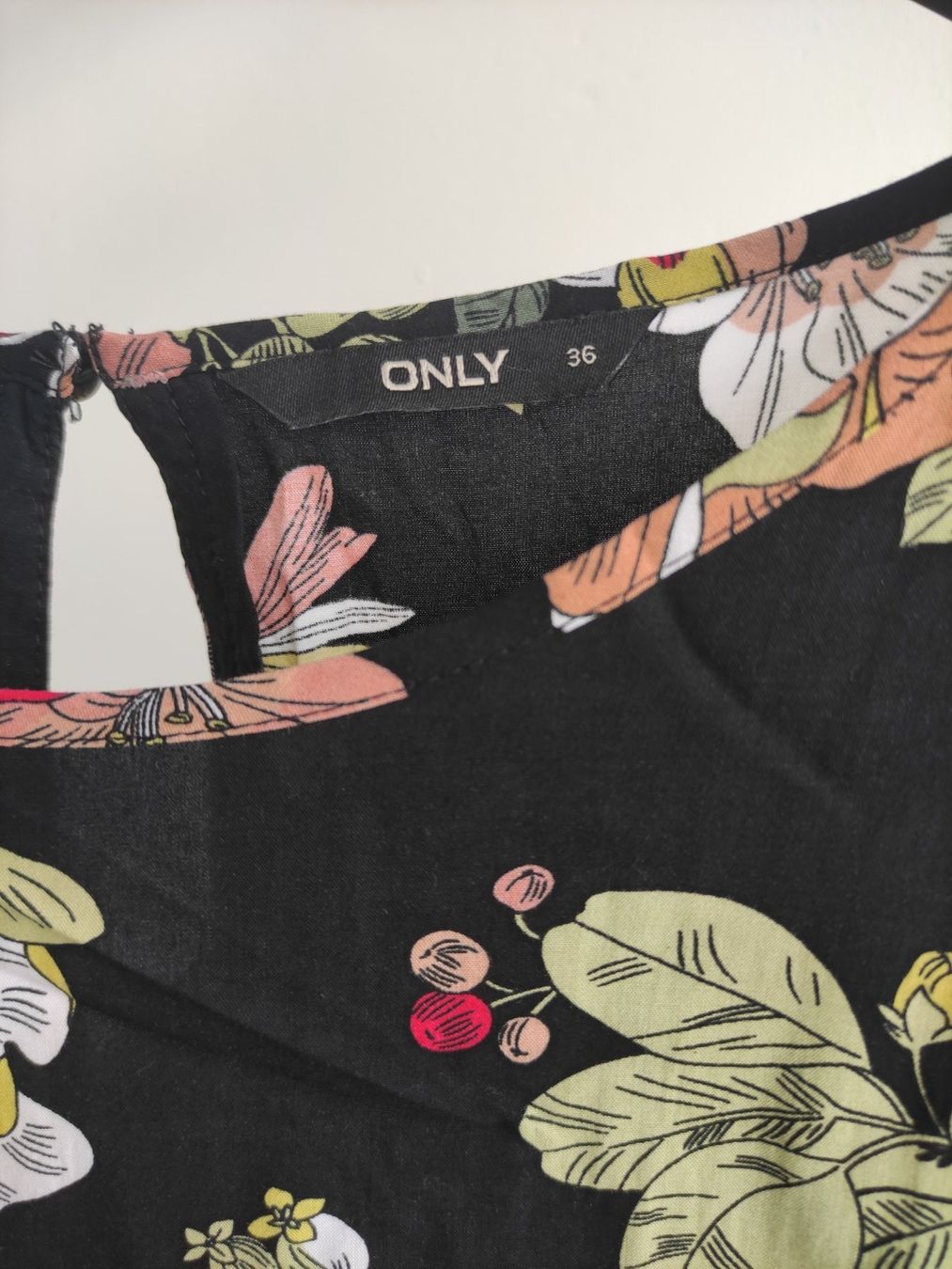 Only Camicette: Only Bluse schwarz geblümt Gr. 36 – Usato da Schliern b. Köniz venduto da Pecannut 1