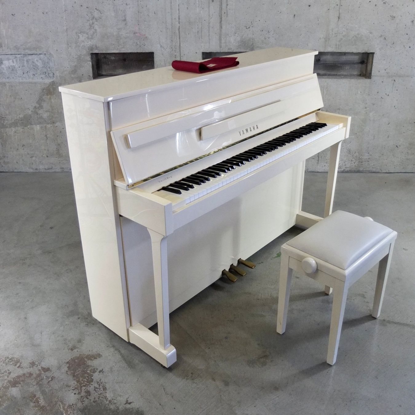 Yamaha Strumenti musicali: Klavier Yamaha E110N, weiss poliert – Usato da Basel venduto da Brocki-auf-dem-Wolf 2