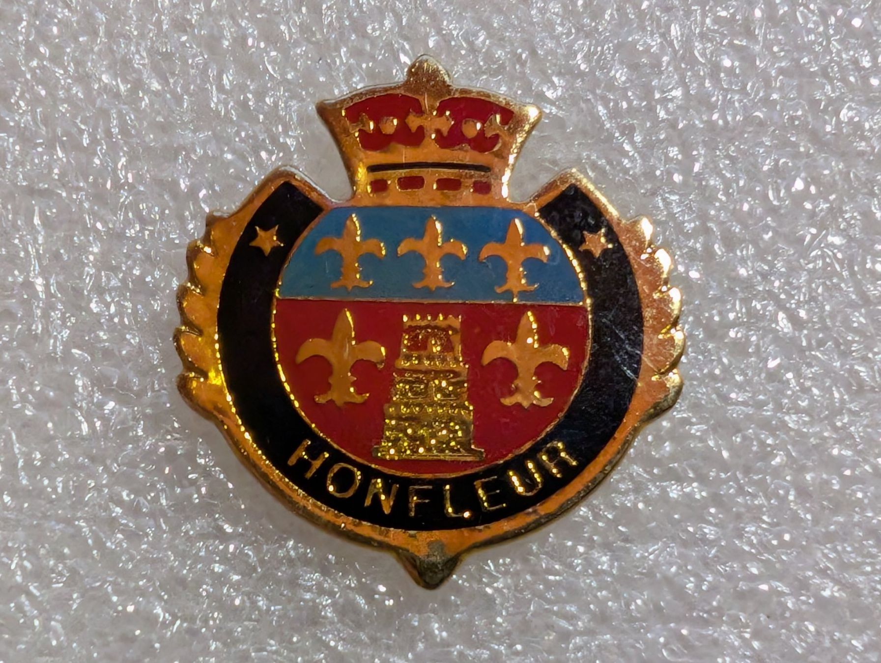 Plaketten & Abzeichen: Ansteckpin 198: Honfleur – Gebraucht aus Oppligen von Pin-Fall-Shop