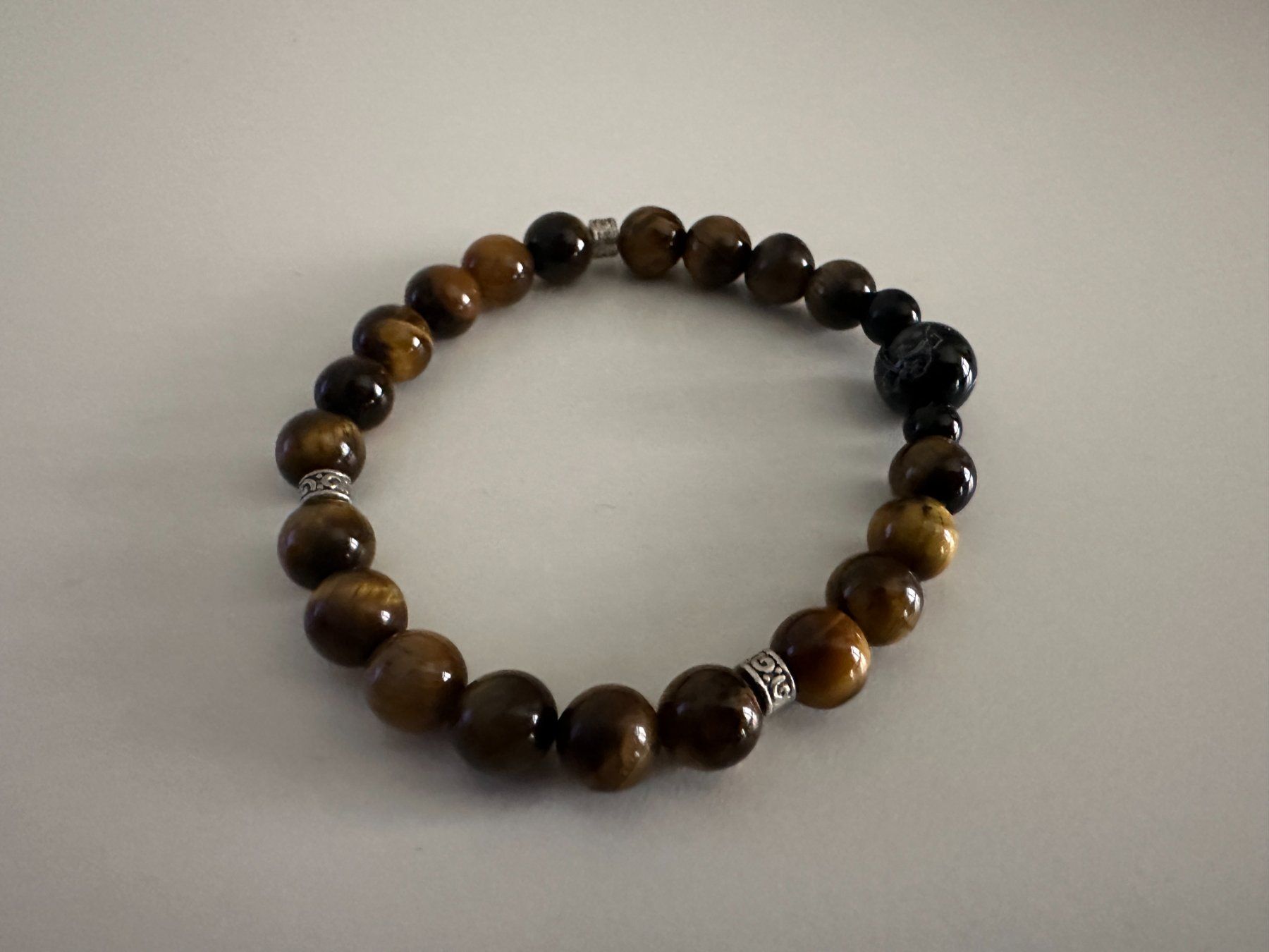 Armbänder & -reifen: Armband mit Tigerauge-Perlen – Gebraucht aus Zürich von Diazaio
