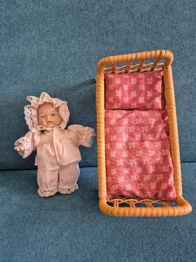 Bambole: Schöne Antike Puppe mit Bett – Usato da Embrach venduto da wernici 2