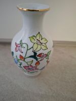 Kleine Blumenvase mit Blumenverziehrung