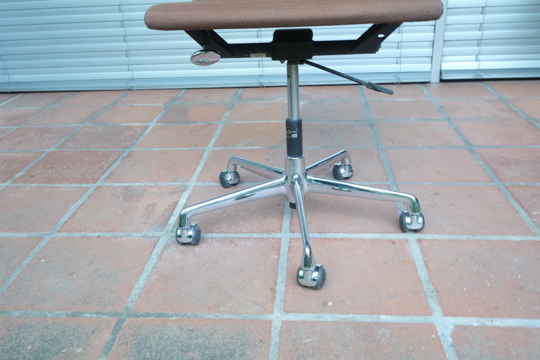 Eames Poltrone: Vitra Eames Aluminium Office Chair EA 117 – Usato da Bern venduto da secondchoice 1