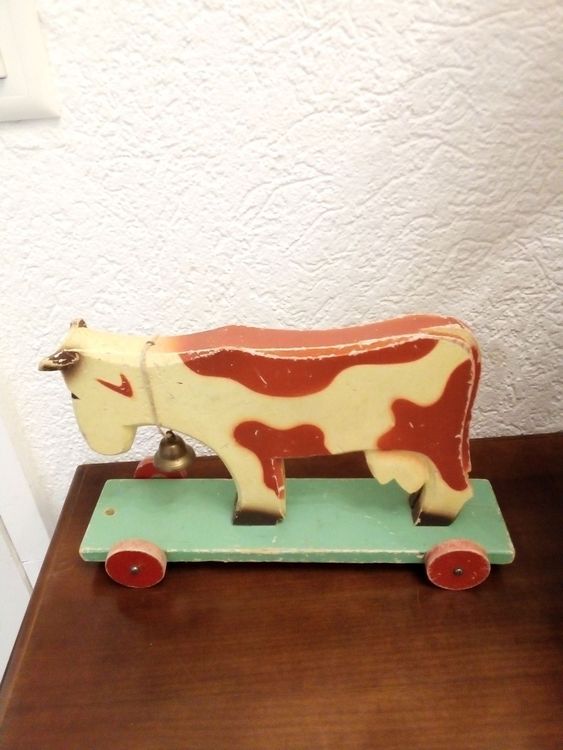 Vache en bois à roulette jouet ancien