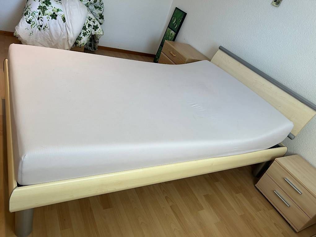 Letti: Schönes Bett mit Nachtisch – Usato da Ettiswil venduto da SHE75 1