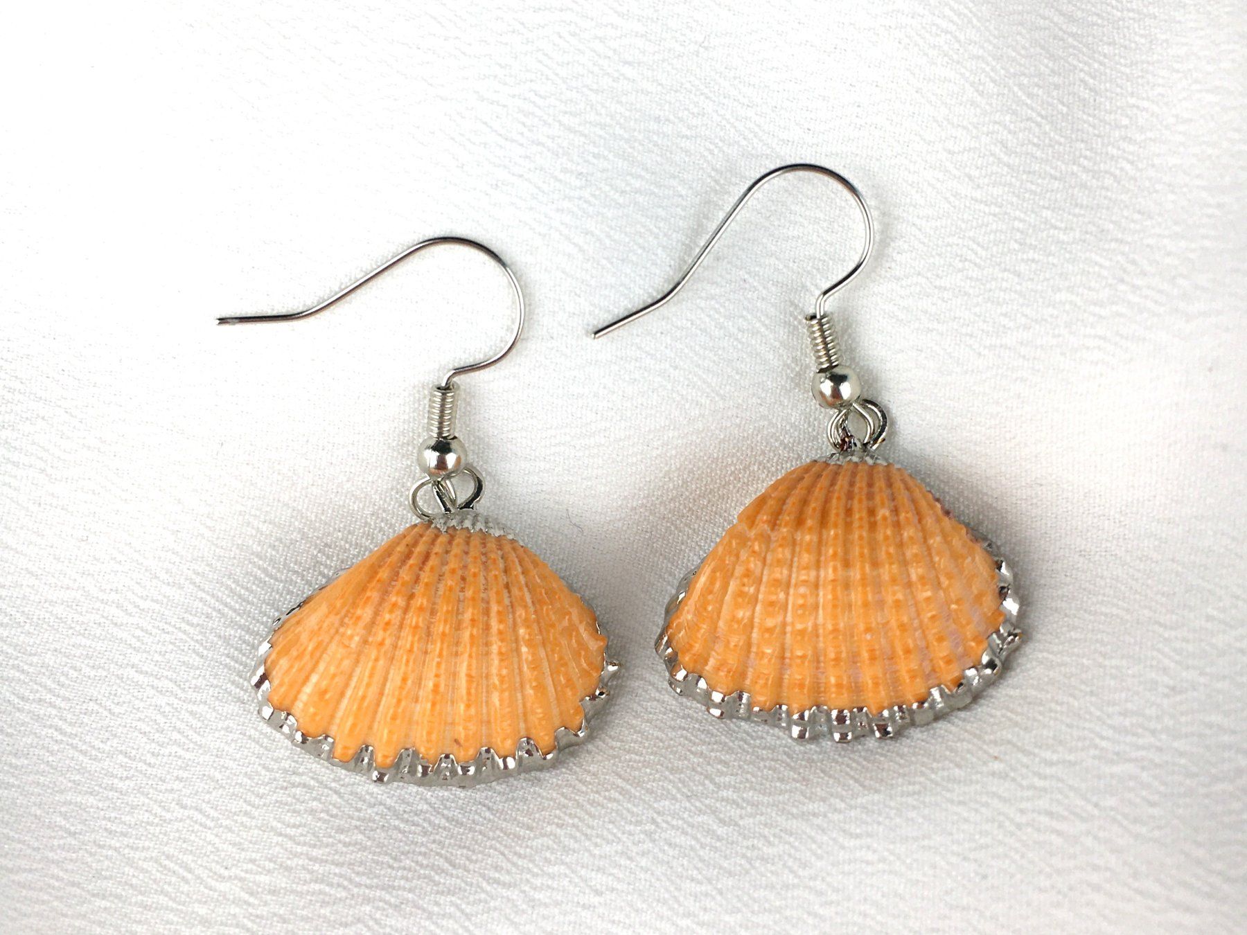 Orecchini pendenti & Orecchini a lobo: Muschel Ohrringe orange & silbern – Nuovo e nell'imballaggio originale da Stallikon venduto da Bergli18 1