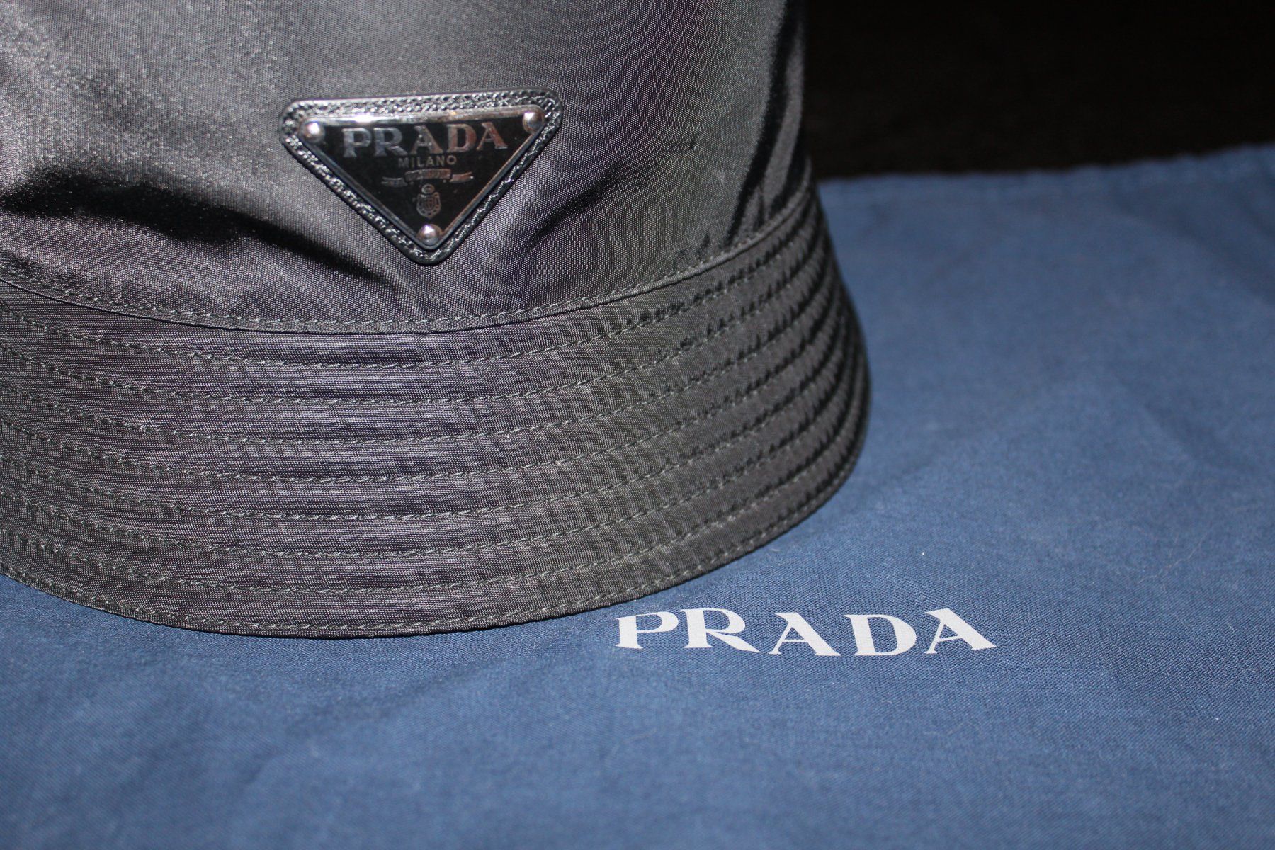 Prada Copricapi, berretti & cappellini: PRADA Re-Nylon bucket hat – Usato da Bülach venduto da Au80 1