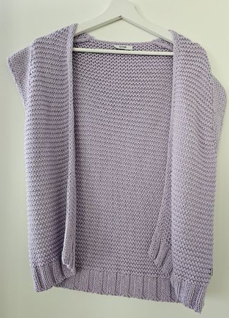 Violette Strickjacke mit angedeuteten Schulterpolster