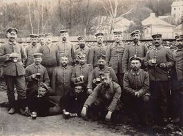 WK I: Soldaten mit Bierkrügen in der Hand