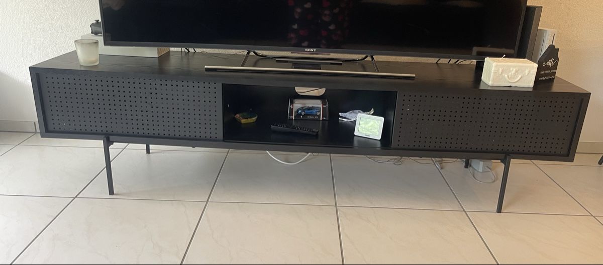 Conforama Mobili TV: Black TV Stand with Sliding Doors - Modern Design! – Usato da Felsberg venduto da joa_5z2s
