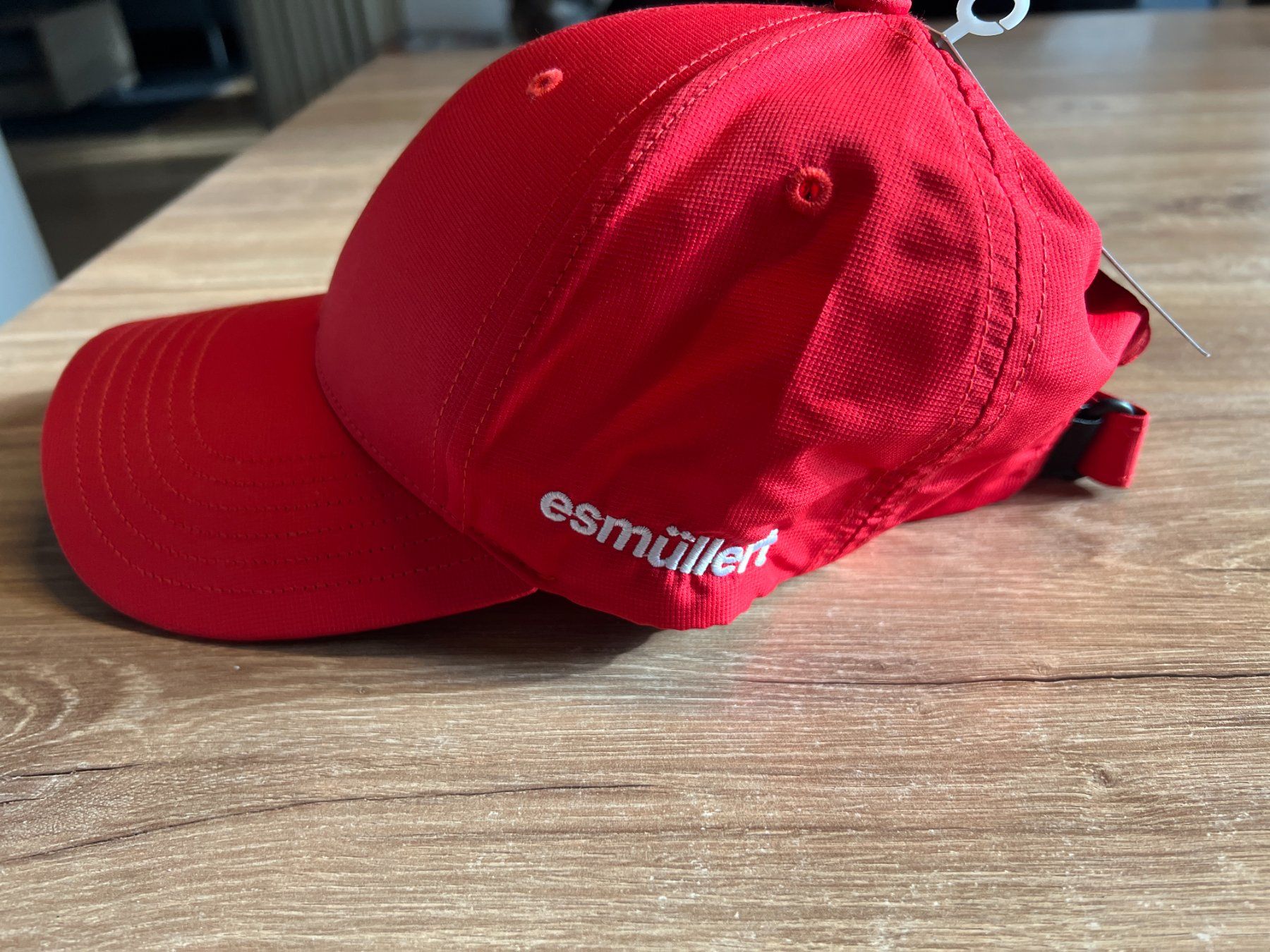 Adidas Copricapi, berretti & cappellini: Baseball Cap Adidas esmüllert rot – Nuovo e nell'imballaggio originale da Oberbüren venduto da Swictch 2