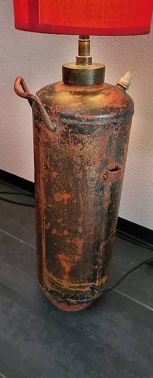 Lampade: Antiker Feuerlöscher, umgebaut in eine Steh-oder Wandleuchte – Usato da Grenchen venduto da Bosso62 4