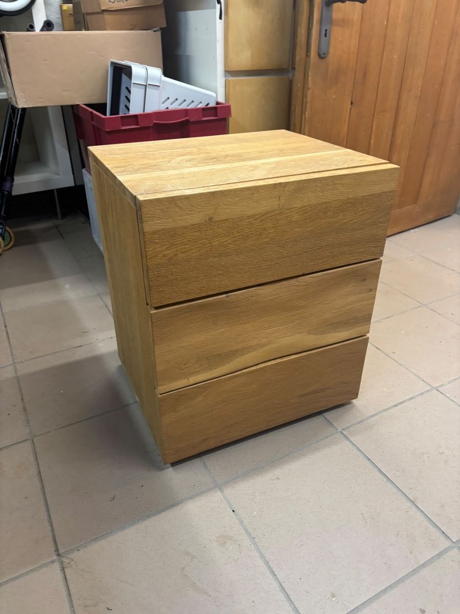 Tables de nuit: Holznachttisch auch Eiche  – D'occasion à Rickenbach BL par eumlin