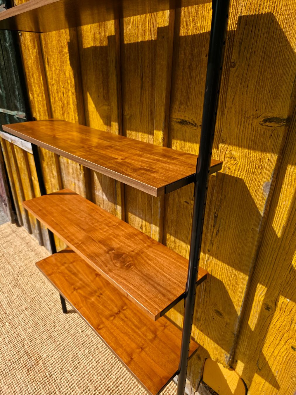 Regale: Mid Century  Teleskopregal  Nussbaum – Gebraucht aus Haslen AI von Vintagelix 7