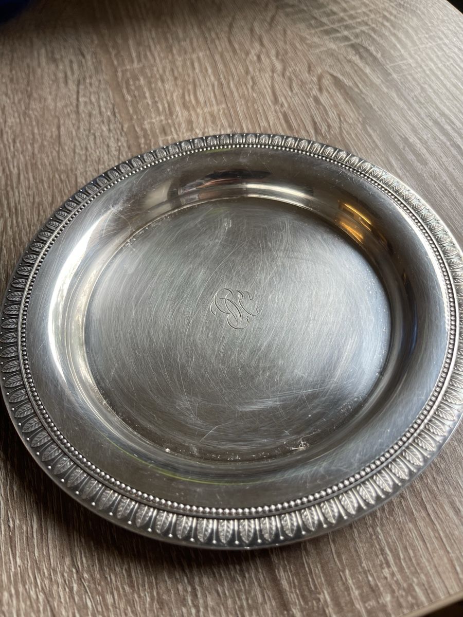 Christofle Piatti: Christofle silver plated plate with monogram, used – Usato da Zürich venduto da Vita_DV