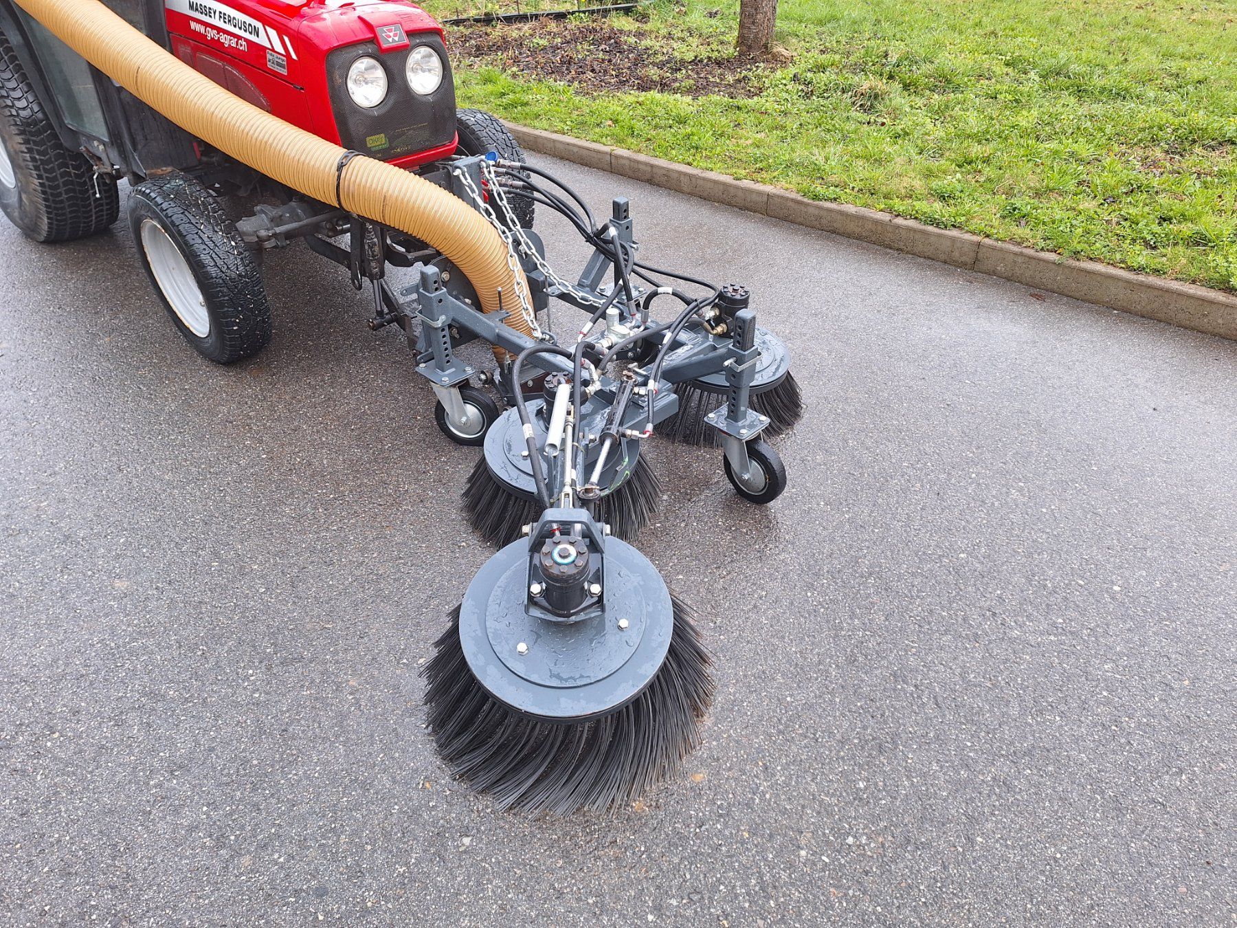 Tutte le macchine: Kehrmaschine zu Traktor – Usato da Brünisried venduto da puerrop 5