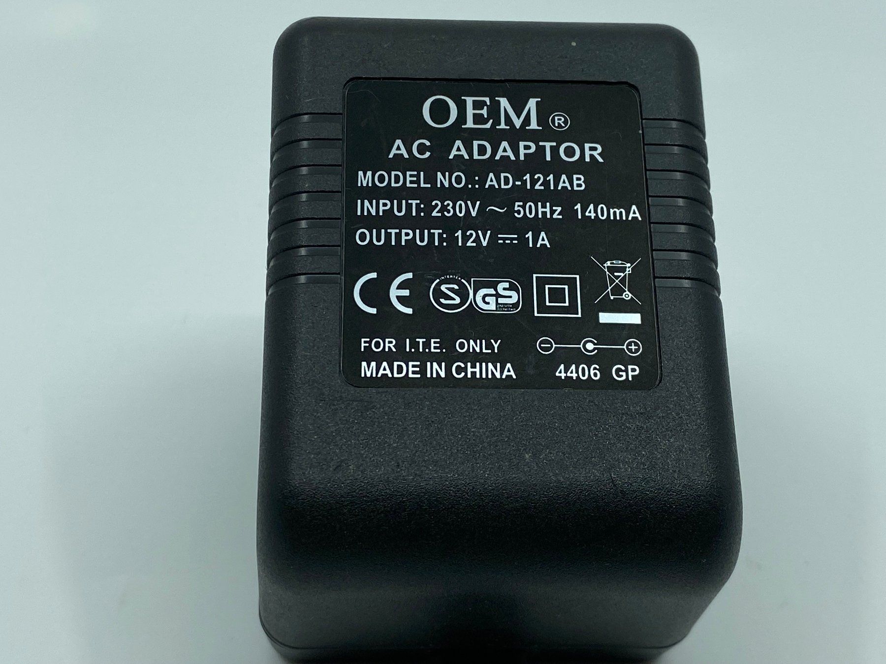 Ladegeräte: OEM Universal Netzteil 12V, 1A - Modell AD-121AB – Gebraucht aus Langwiesen von Restposten-24