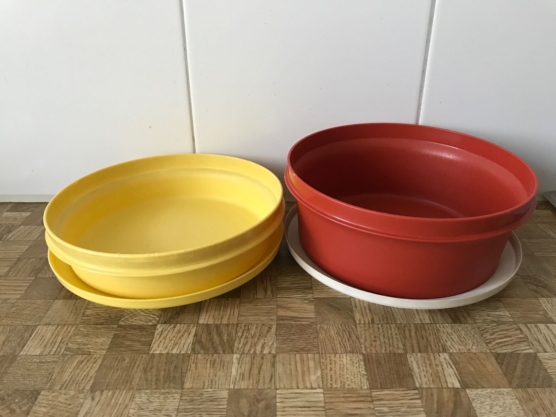 Tupperware Contenitori & Simili: Tupperware    2 Schüsseli mit Deckel – Usato da Birmensdorf ZH venduto da Hilhan